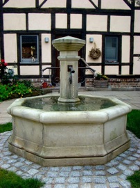 13. Sandstein-Marktbrunnen im dörflichen Ambiente  » Click to zoom ->